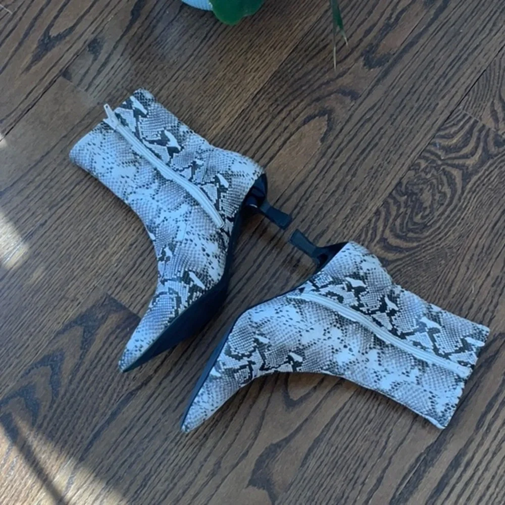 Faux Snakeskin Boots | 10M - Picture 3 of 9
